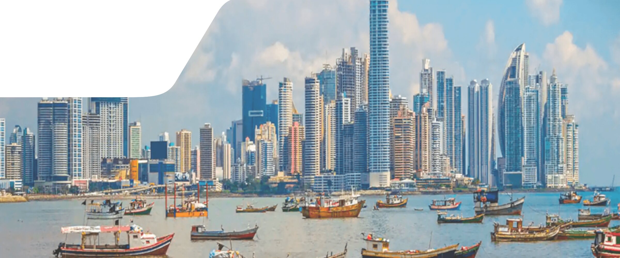 Skyline de la Ciudad de Panamá con botes pesqueros
