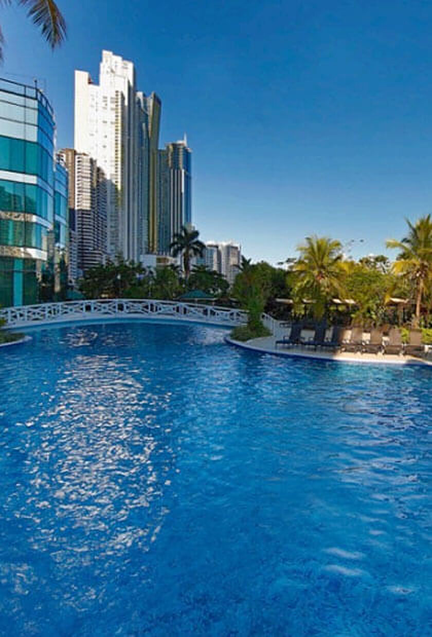 Piscina del hotel con vista a los rascacielos